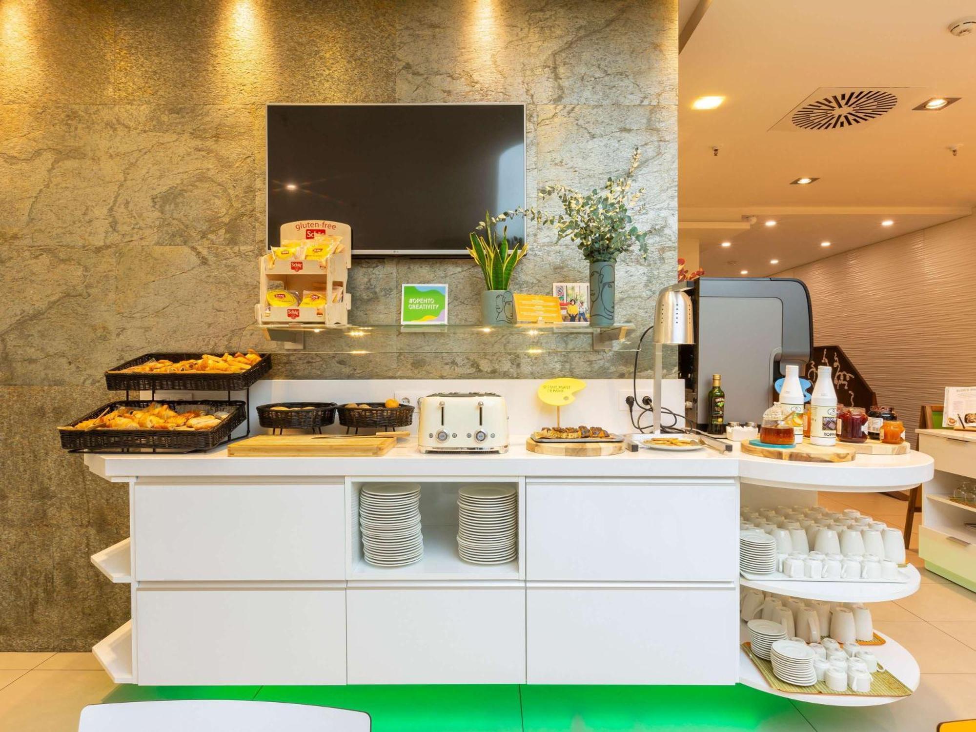 Отель Ibis Styles Madrid Prado Экстерьер фото