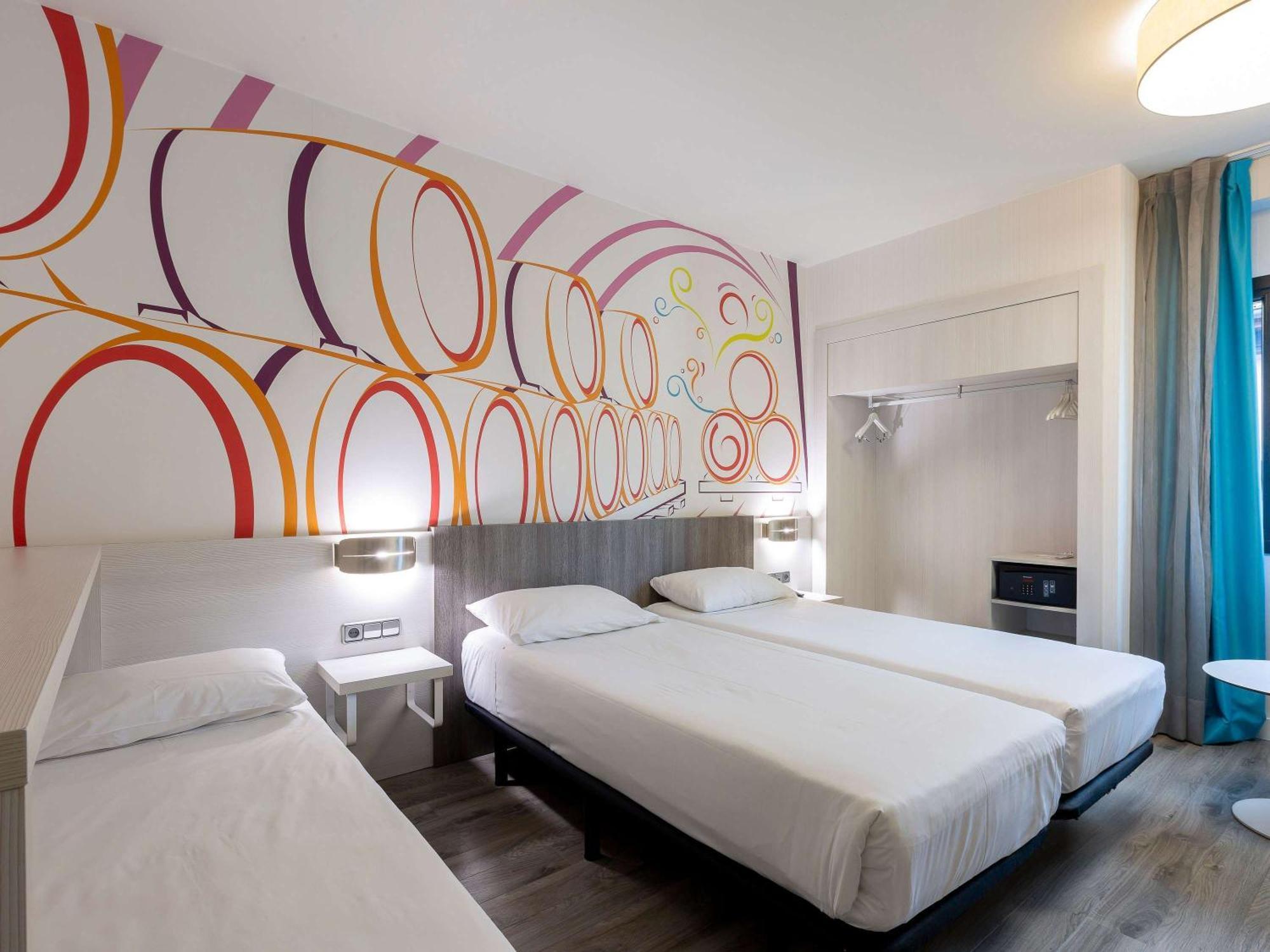 Отель Ibis Styles Madrid Prado Экстерьер фото