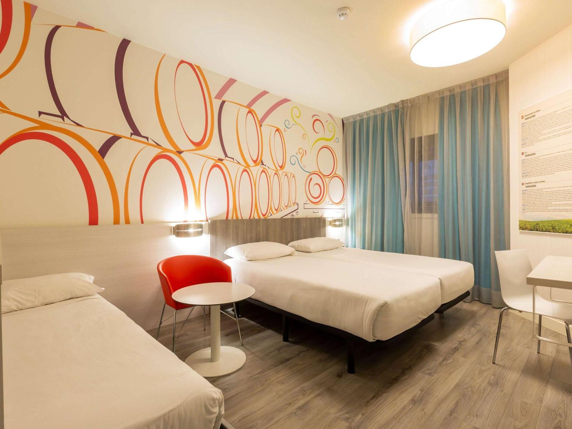 Отель Ibis Styles Madrid Prado Экстерьер фото