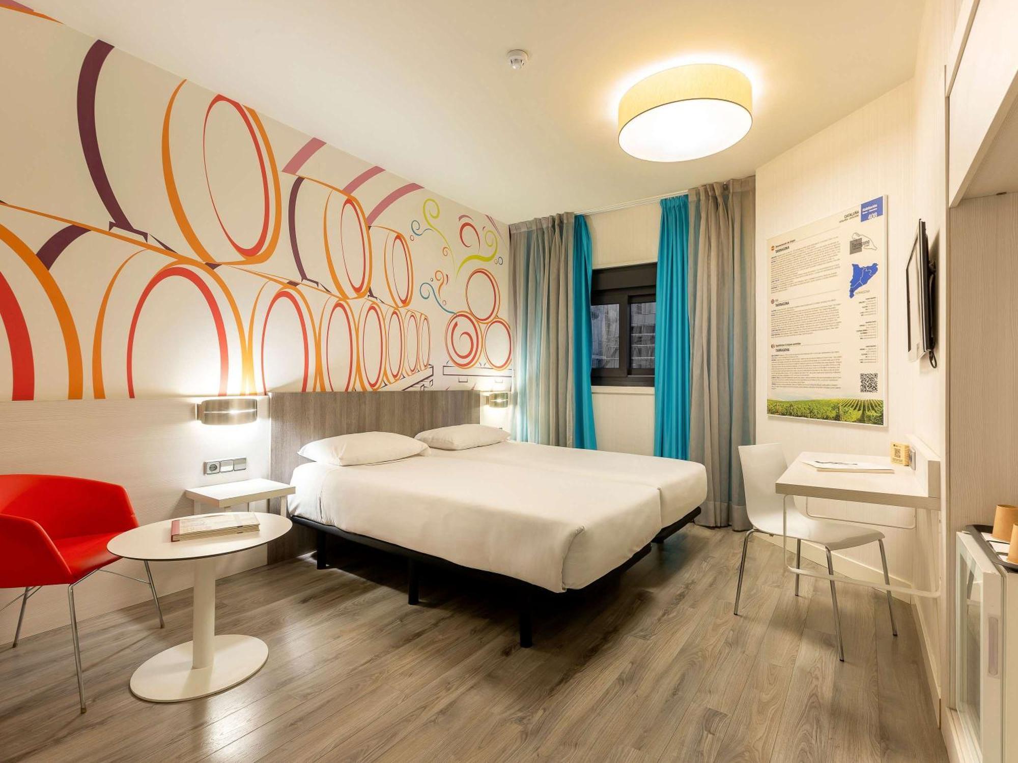 Отель Ibis Styles Madrid Prado Экстерьер фото