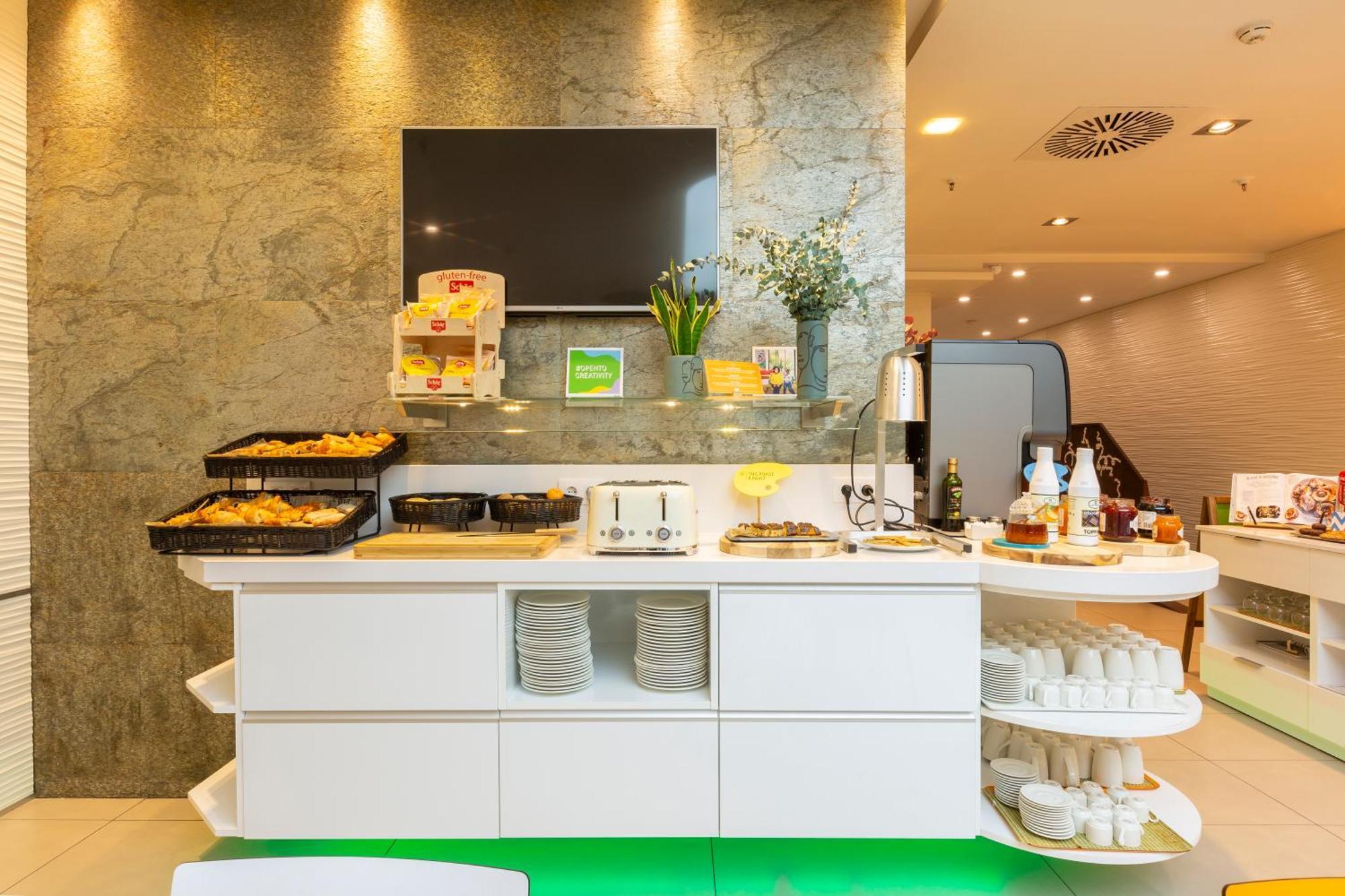 Отель Ibis Styles Madrid Prado Экстерьер фото