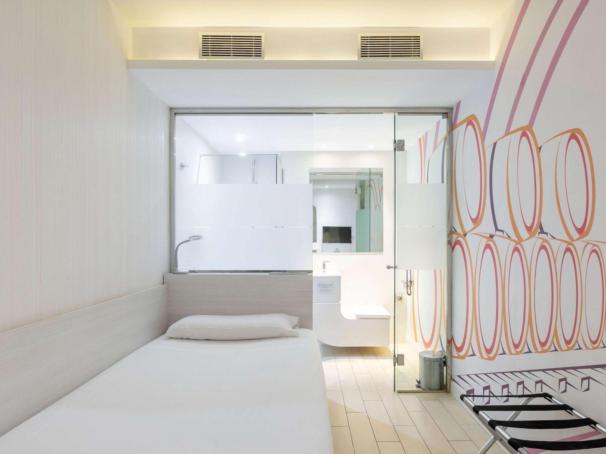 Отель Ibis Styles Madrid Prado Экстерьер фото